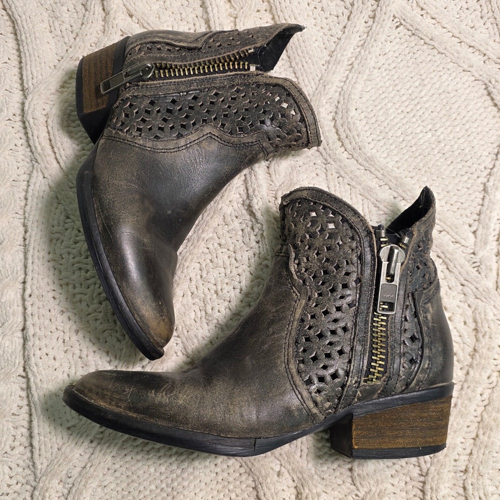 Circle G Western Ankle Boots Distressed Black Perforated Leather Women 6.5
